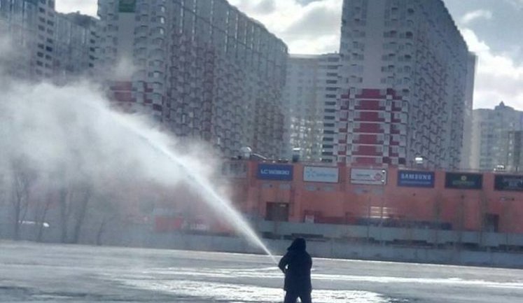 У Києві заливали водою золовідвал ТЕЦ-4: район Позняки знову засипало отруйної пилом. ФОТОрепортаж