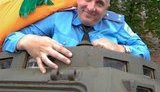 Фото дня: милиционер вылезает из броневика-провокатора. ФОТО