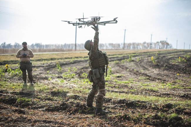 Авіарозвідник, майор Сергій Харченко: Ми залітали на ворожі полігони. Якось за весь політ була лише одна фотка, але на ній було видно, як на навчаннях стоїть розгорнутий російський батальйон 06