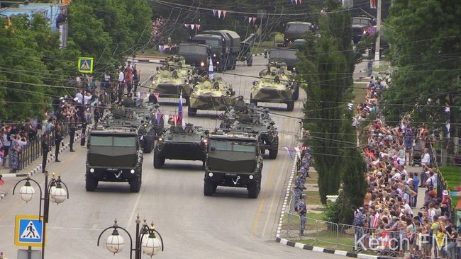 Оккупанты провели в Крыму сразу два военных парада 20