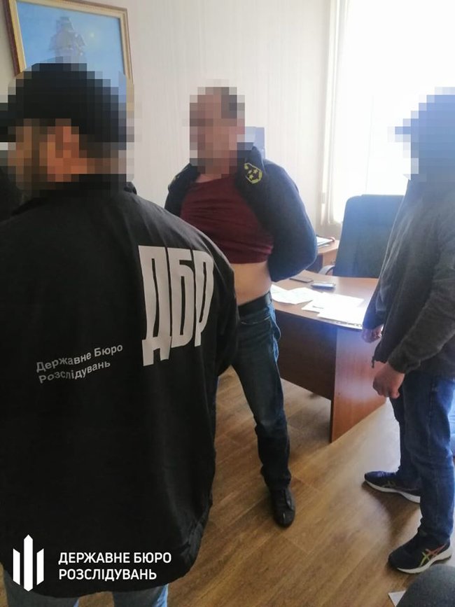 ГБР поймало двух чиновников Одесской таможни на систематических взятках 05