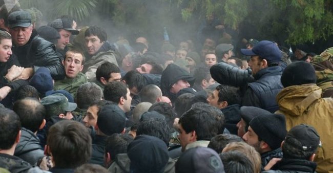 В оккупированной Россией Абхазии протестующие штурмуют администрацию президента 05