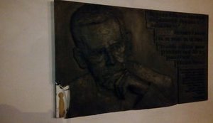 Неизвестные повредили мемориальную доску Вацлаву Гавелу в Киеве. ФОТО