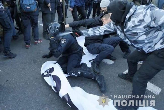 Под Радой произошли столкновения, палатки снесли, есть пострадавшие и задержанные 01