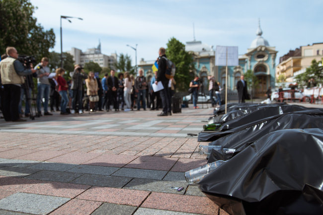 Під Раду принесли трупи жертв ДТП 04