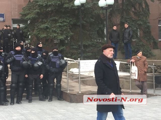 Мітинг за відставку губернатора Савченка в Миколаєві: будівлю облради охороняють сотні силовиків, азовці пройшли всередину, почалися сутички 03