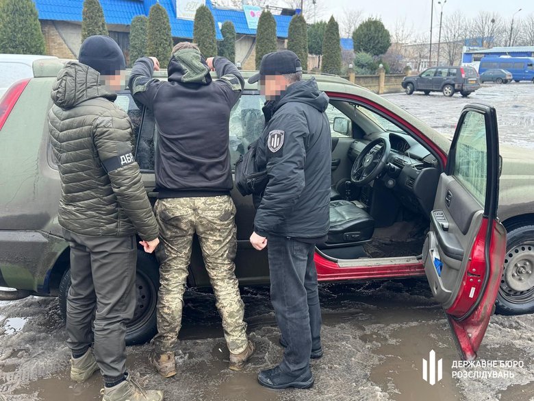 Военный продавал оружие: у него нашли более 500 дронов