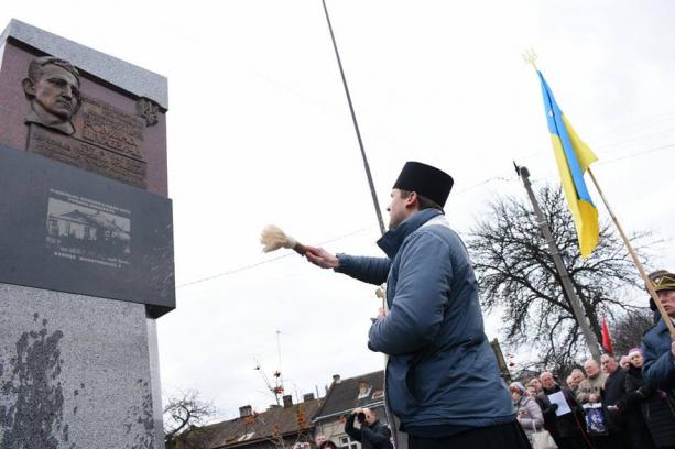 Памятний знак Шухевичу відкрили у Львові 01 Памятний знак Шухевичу відкрили у Львові 01
