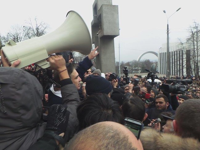 Supporters release Saakashvili from paddy wagon 10