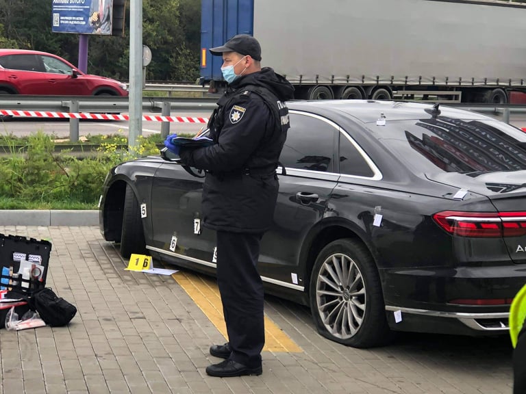 Стріляли в автомобіль помічника Зеленського Шефіра, поранено водія 11