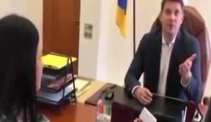 "Я забороняю вам знімати. Видаліть запис. Ви ставите провокаційні запитання. Покличте сюди гвардію", - глава одеської ОДА Куций перервав інтерв'ю з журналістами. ВIДЕО