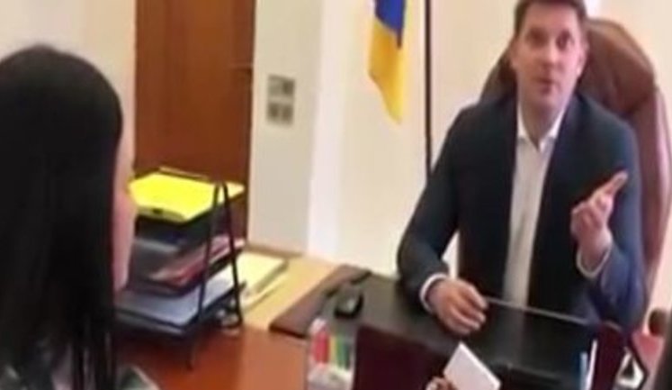 "Я забороняю вам знімати. Видаліть запис. Ви ставите провокаційні запитання. Покличте сюди гвардію", - глава одеської ОДА Куций перервав інтерв'ю з журналістами. ВIДЕО