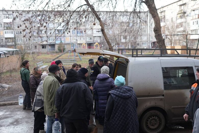 Russians shelled vehicle of rescuers delivering humanitarian aid to Bakhmut 08