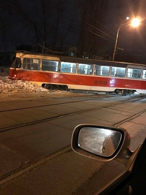 В столице сошел с рельсов трамвай и застрял в сугробе 01