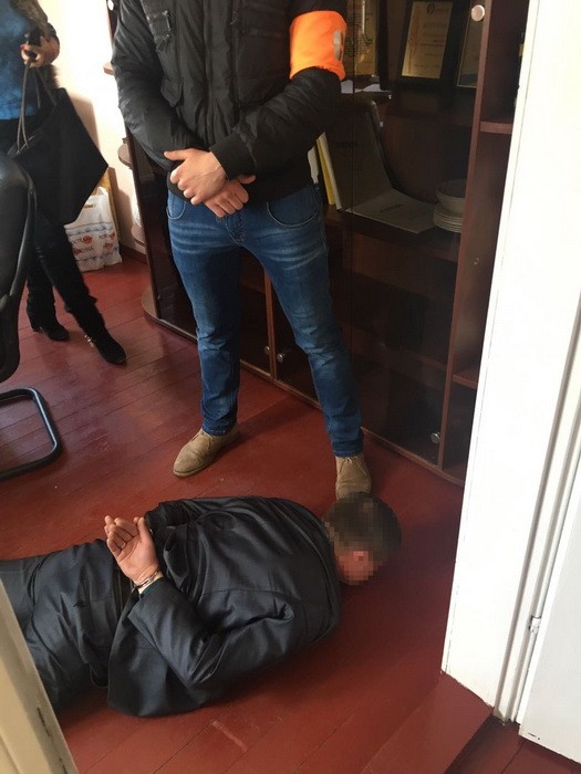 Під час одержання хабара талонами на бензин затримано заступника начальника Переяслав-Хмельницького відділу Нацполіції Київщини, - СБУ 02