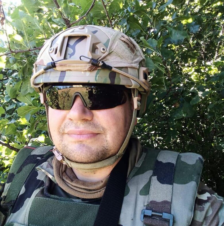 Антон Даниленко: Росіяни просто працювали по графіку. О десятій годині бабах, і починається. Декілька десятків снарядів. Могло іти дві людини і по них випускали 6-7 ракет Граду 01