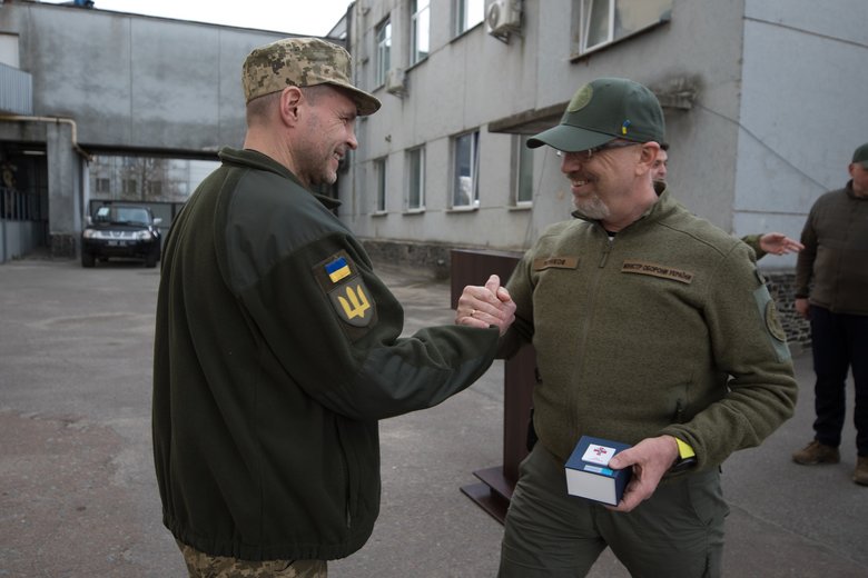 Резніков відвідав Чернігівщину та вручив нагороди захисникам 07