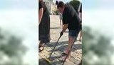 Рэп-певица Аlyona alyona отмывает Софийскую площадь от следов дрифта после скандальных съемок. ВИДЕО