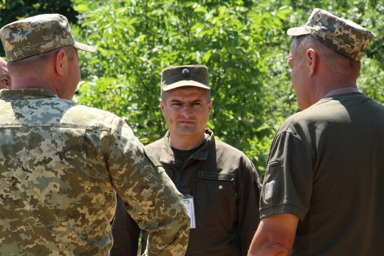 Командир штурмової бригади Нацгвардії Червона Калина Олександр Охріменко: Ніхто нікого не відправляє на фронт відразу. До підготовки залучаються найкращі інструктори з вогневої і тактичної підготовки 03