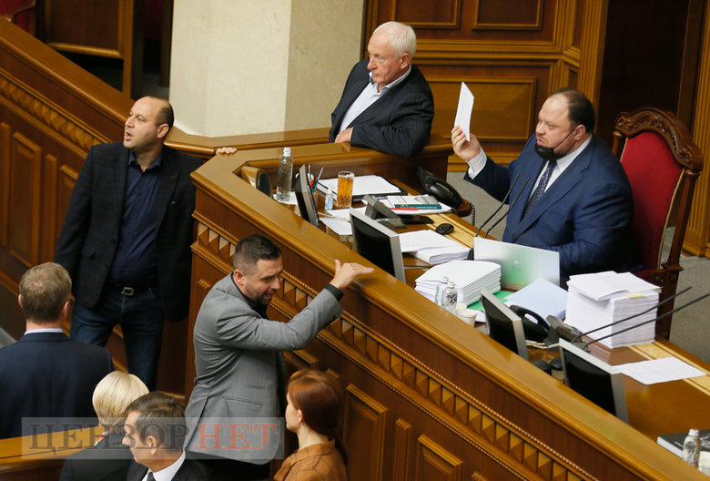 Блокирование трибуны, звонок Стефанчуку, Порошенко и Вирастюк, счастливый Тищенко и потрясенный Арахамия, - работа Рады 23 сентября 25