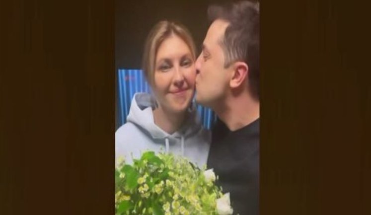 Подружжя Зеленських записало відео з букетом: "Ми разом, ми вдома, ми в Україні". ВIДЕО