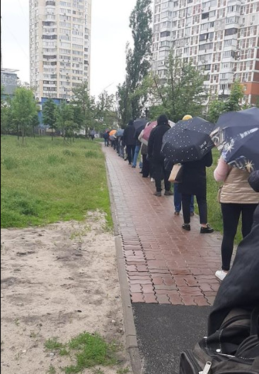 Транспортний колапс у Києві: черги від зупинок у спальних районах тягнуться глибоко у двори 02