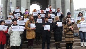 Акція із закликом писати листи підтримки українським політв'язням пройшла на Майдані в Києві: "Ми ніколи не припинимо боротися за вас". ВІДЕО+ФОТОрепортаж