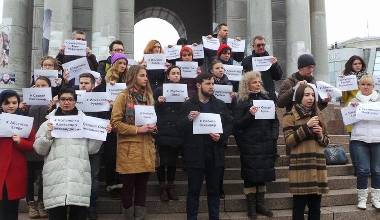 Акція із закликом писати листи підтримки українським політв'язням пройшла на Майдані в Києві: "Ми ніколи не припинимо боротися за вас". ВІДЕО+ФОТОрепортаж