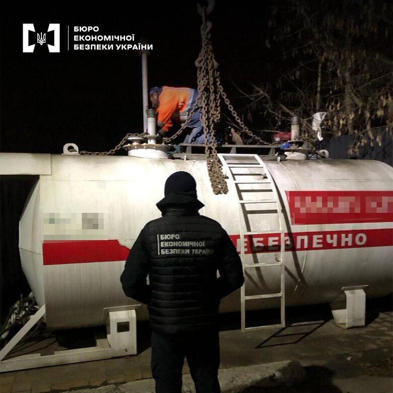 БЕБ припинило роботу нелегальної АЗС у Києві