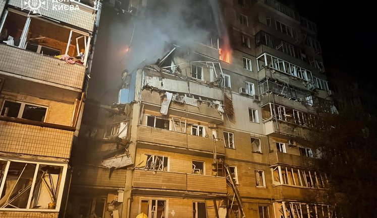 Нічна дронова атака РФ на столицю: загинула жінка та однорічна дитина, є руйнування в житлових будинках. ФОТОрепортаж