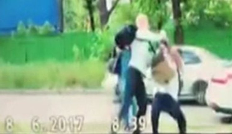 Антикорупціонер Шабунін ударив помічника екс- "радикала". ВIДЕО