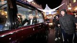 Студенты встряхнули британскую корону - напали на авто, когда в нем находились принц Чарльз и Камилла. ФОТОрепортаж