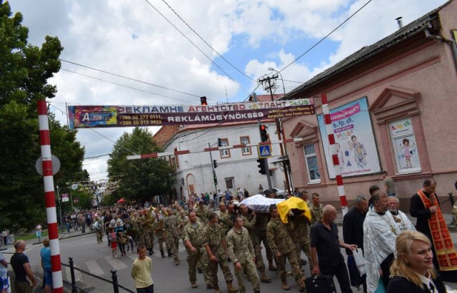 С погибшим в зоне АТО бойцом 128-ой бригады Брычаком простились на Закарпатье 04