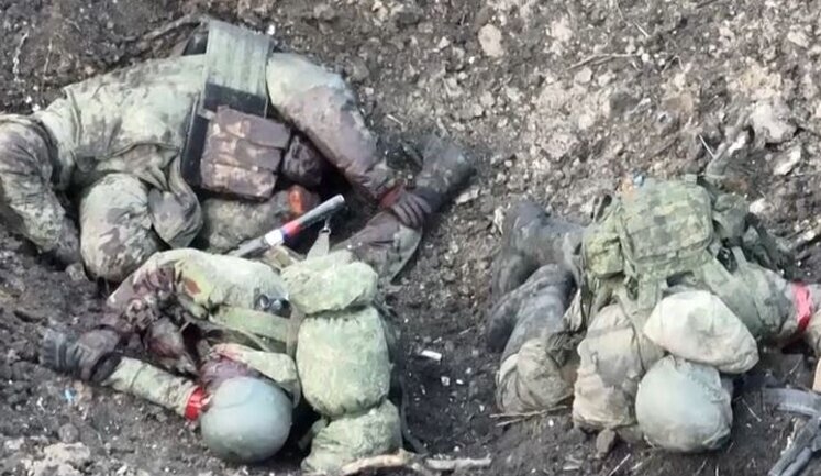 Wounded occupier is kicking his already dead comrade before dying. VIDEO 18+