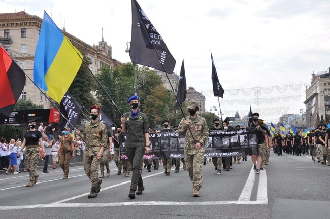 Хода ветеранів 2020: справа Шеремета, дощ та жіноча коробочка 05