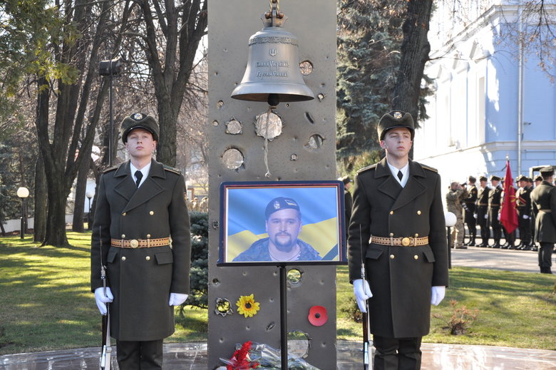 В Києві попрощалися із загиблим внаслідок російського обстрілу розвідником 30-ї ОМБр Антоном Сидоровим 04