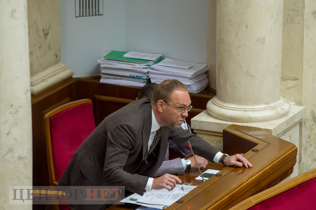 Корнієнко, який підтягує штани, Яременко бентежить колег, погляд Юрченка в спину, - день роботи Ради 14 липня 06