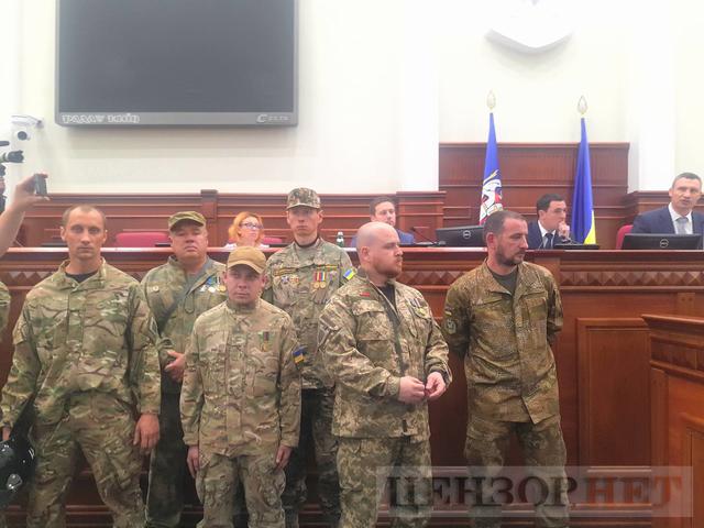 Киевсовет приравнял воинов добробатов к участникам АТО: во время попытки активистов пройти в зал заседаний произошла потасовка 11