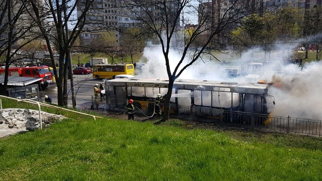 В Киеве на проспекте Правды сгорел автобус маршрута №102 10