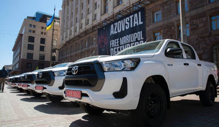 Чотири бригади ЗСУ отримали від громади Києва fpv-дрони, системи Starlink та пікапи. ВІДЕО+ФОТОрепортаж