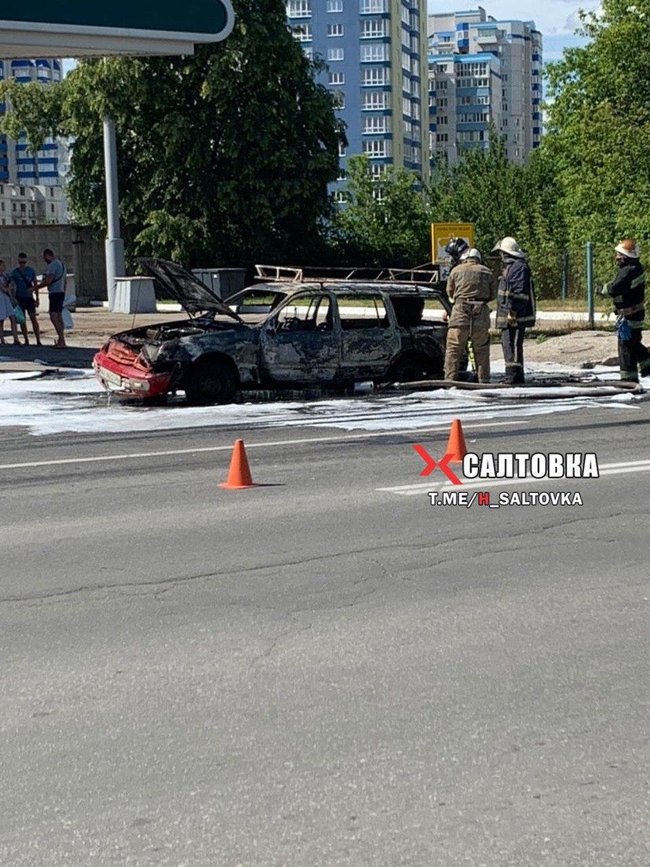 Автомобиль загорелся во время движения в Харькове 01