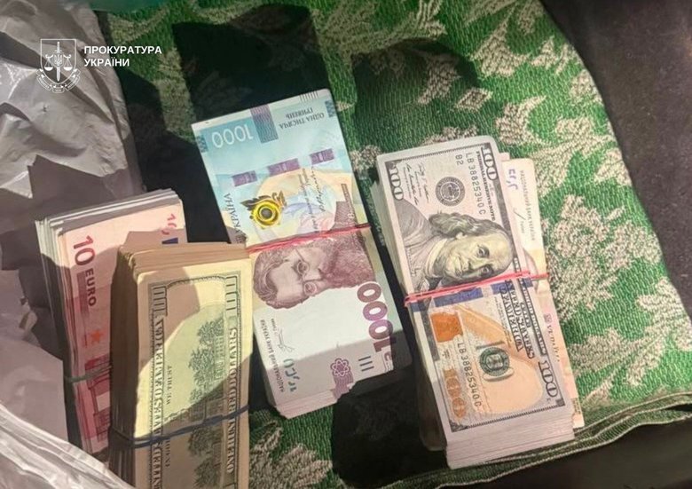 У Києві шахраї виманили у двох пенсіонерів понад 12,5 млн грн, представляючись працівниками СБУ