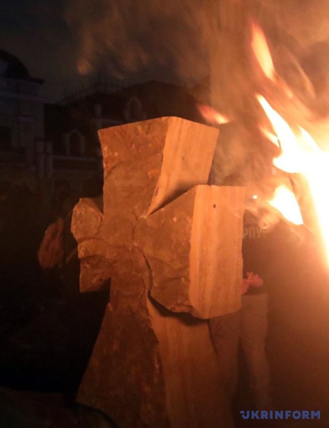 Памятник Героям Крут у Києві встановили у місці, звідки 100 років тому студенти і гімназисти вирушали на бій 08 Памятник Героям Крут у Києві встановили у місці, звідки 100 років тому студенти і гімназисти вирушали на бій 08