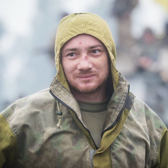 Боєць 13-го окремого десантно-штурмового батальйону Сергій Назаренко: В новому терміналі Донецького аеропорту ми знайшли багато делікатесів. А хліба не було. І чорна ікра на армійській галеті мала досить екстравагантний вигляд 05