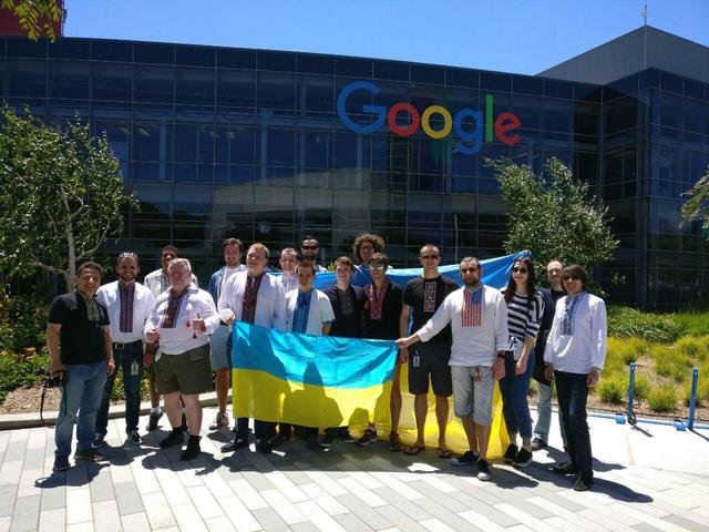 15 работников Google в США надели вышиванки и поздравили украинцев 01