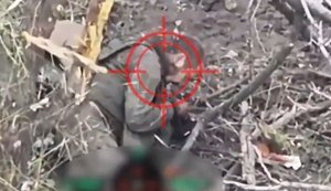 Окупант сидячи куняє на узліссі за мить до прильоту українського дрона. ВIДЕО