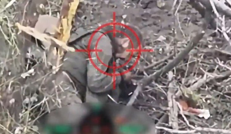 Окупант сидячи куняє на узліссі за мить до прильоту українського дрона. ВIДЕО