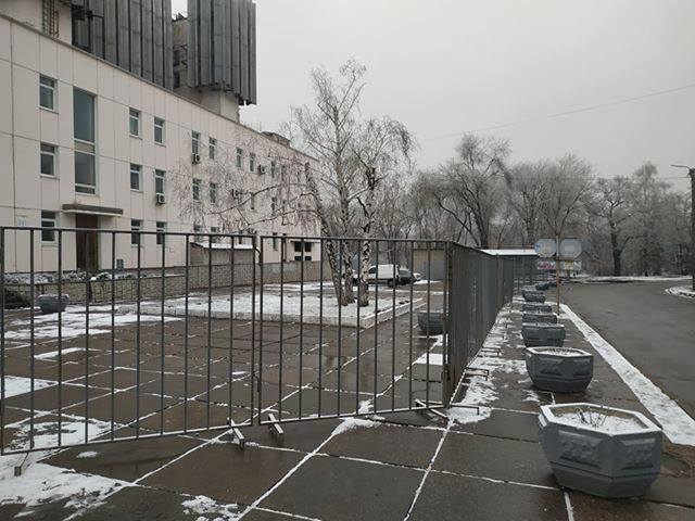 Место выступления российских артистов Башарова, Колесникова и Удовиченко в Запорожье обнесли забором 01