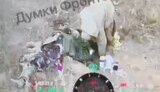росіянин забирає цінні речі з тіла свого поплічника