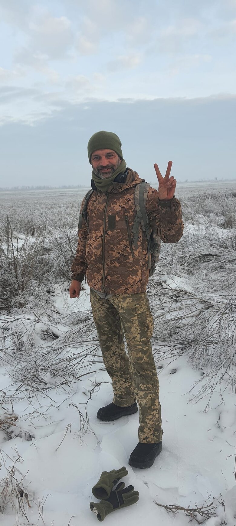 Сестра пораненого морського піхотинця з Азовсталі Михайла Діанова Альона: Ще на початку березня ми дізналися, що брата поранено в обидві ноги, а в правій руці постраждала і кістка. Чи отримує він медичну допомогу зараз у полоні - ми не знаємо 04